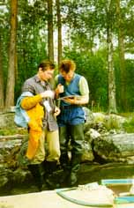 Знатные туристы изучают карту