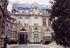 Fasad zdaniya po adresu: Avenyu Van-Dejka, 5, opisannogo Filippom |ria v 'Bussardelyah'.